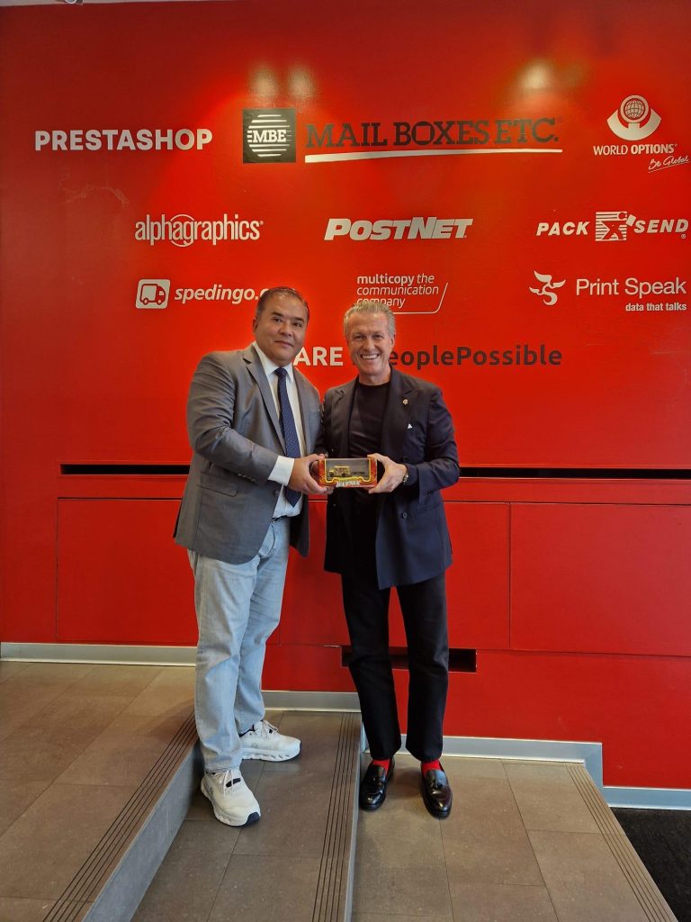 MBE PH Chairman Norman Fulgencio (left) presents a jeepney figurine to Fortidia Chairman and CEO Paolo Fiorelli (right) as a token of appreciation.